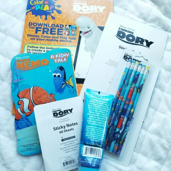 new Finding Nemo 6 pc Kids Activity Set Pencils Stickers Party Favors Coloring - Picture 6 of 7